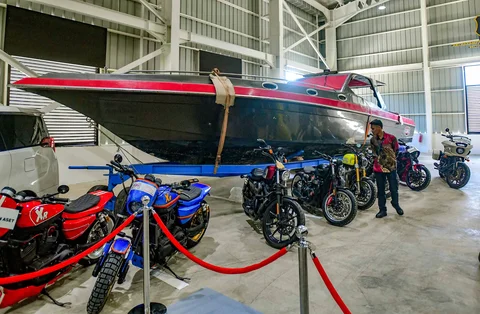 Sebuah perahu dan deretan motor yang siap dilelang terbuka pada acara Badan Pemulihan Aset (BPA) Kejaksaan RI Fair 2026 di Jakarta, Kamis (21/5/2026).