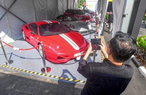 Pengunjung mengamati mobil mewah yang siap dilelang terbuka pada acara Badan Pemulihan Aset (BPA) Kejaksaan RI Fair 2026 di Jakarta, Kamis (21/5/2026).