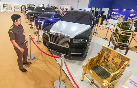 Deretan mobil mewah yang dilelang terbuka pada acara Badan Pemulihan Aset (BPA) Kejaksaan RI Fair 2026 di Jakarta, Kamis (21/5/2026).