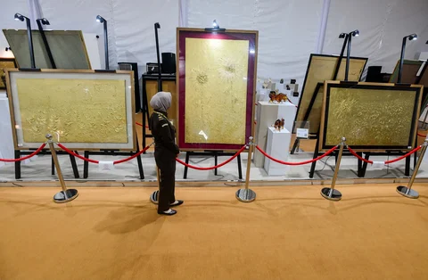 Lukisan dari emas yang ditaksir minimal Rp 4 milyar dan dilelang terbuka pada acara Badan Pemulihan Aset (BPA) Kejaksaan RI Fair 2026 di Jakarta, Kamis (21/5/2026).