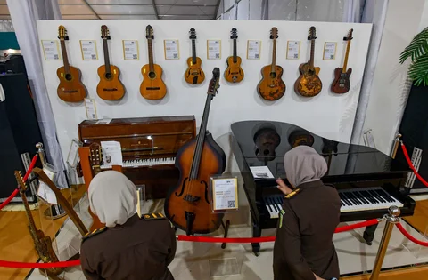 Deretan alat musik yang dilelang terbuka pada acara Badan Pemulihan Aset (BPA) Kejaksaan RI Fair 2026 di Jakarta, Kamis (21/5/2026).