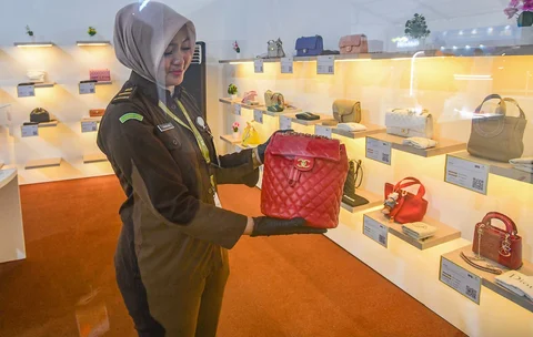Deretan tas mewah yang  dilelang terbuka pada acara Badan Pemulihan Aset (BPA) Kejaksaan RI Fair 2026 di Jakarta, Kamis (21/5/2026