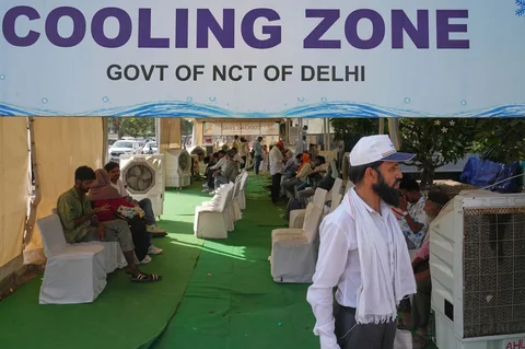 Para pengguna jalan beristirahat di stasiun pendingin pinggir jalan yang didirikan oleh pemerintah untuk memberikan kenyamanan bagi masyarakat dari teriknya musim panas di New Delhi, India, Rabu (20/05/2026).