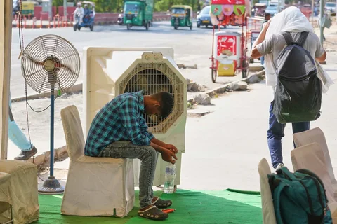 Seorang pria duduk di depan pendingin air di stasiun pendingin pinggir jalan yang didirikan oleh pemerintah untuk memberikan bantuan bagi masyarakat dari panas terik musim panas di New Delhi, India, Rabu (20/05/2026).