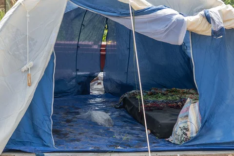 Kondisi tenda di pusat perawatan tempat seseorang yang meninggal karena Ebola dikarantina di Rwampara, Kongo, Rabu (20/05/2026).