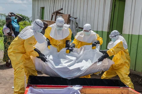 Para pekerja Palang Merah membawa jenazah seseorang yang meninggal karena Ebola ke dalam peti mati di sebuah pusat kesehatan di Rwampara, Kongo, Rabu (20/05/2026).