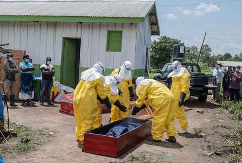 Para pekerja Palang Merah mendisinfeksi diri mereka sendiri setelah menempatkan jenazah seseorang yang meninggal karena Ebola ke dalam peti mati di sebuah pusat kesehatan di Rwampara, Kongo, Rabu (20/05/2026).