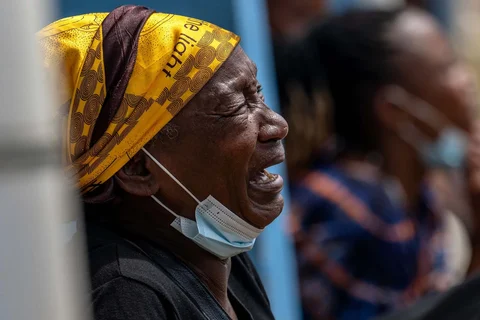 Seorang wanita meratapi anaknya yang meninggal karena Ebola di Rumah Sakit Umum di Bunia, Kongo, Kamis (21/05/2026)/