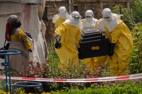 Seorang wanita menangis saat para pekerja Palang Merah membawa peti jenazah seseorang yang meninggal karena Ebola dari sebuah pusat kesehatan di Rwampara, Kongo, Rabu (20/05/2026).