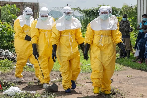 Para pekerja Palang Merah usai membawa jenazah seseorang yang meninggal karena Ebola ke dalam peti mati di sebuah pusat kesehatan di Rwampara, Kongo, Rabu (20/05/2026).