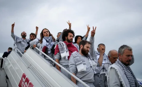 Para aktivis dari Global Sumud Flotilla turun dari pesawat setibanya di Bandara Istanbul, Istanbul, Turki, Kamis (21/05/2026).