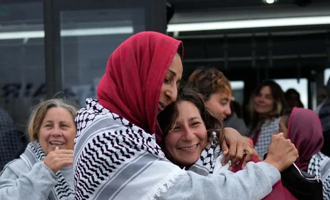 Para aktivis dari Global Sumud Flotilla saling menghibur saat tiba di Bandara Istanbul, Istanbul, Turki, Kamis (21/05/2026).