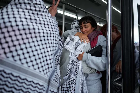 Para aktivis dari Global Sumud Flotilla saling menghibur saat tiba di Bandara Istanbul, Istanbul, Turki, Kamis (21/05/2026).