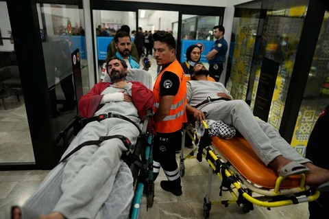 Para aktivis dari Global Sumud Flotilla diangkut dengan tandu beroda saat tiba di Bandara Istanbul, Istanbul, Turki, Kamis (21/05/2026).