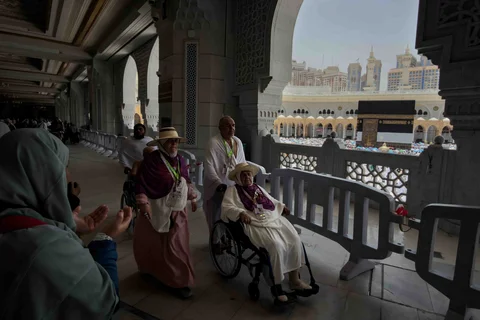 Seorang jamaah Muslim yang menggunakan kursi roda melakukan tawaf mengelilingi Ka'bah di Masjidil Haram,  Arab Saudi, Kamis (21/05/2026).