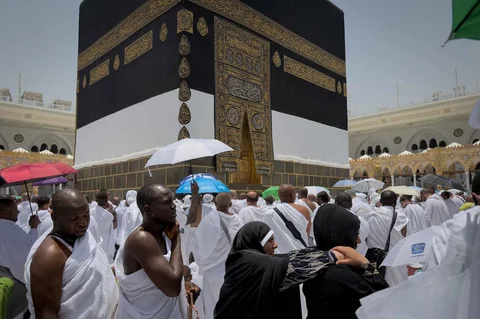 Jemaah Muslim melakukan tawaf mengelilingi Ka'bah di Masjidil Haram,  Arab Saudi, Kamis (21/05/2026).