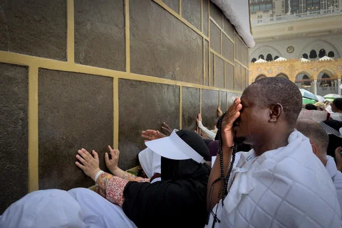 Jemaah Muslim berdoa di depan Ka'bah di Masjidil Haram,  Arab Saudi, Kamis (21/05/2026).