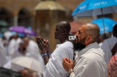 Jemaah Muslim berdoa di depan Ka'bah di Masjidil Haram,  Arab Saudi, Kamis (21/05/2026).