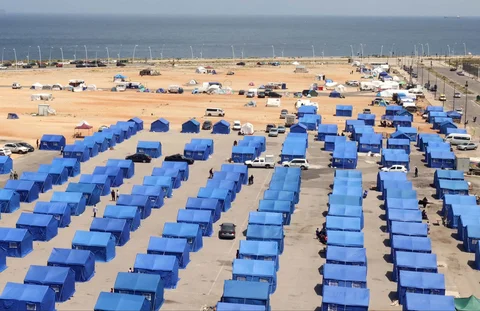 Tenda-tenda biru bantuan pemerintah Lebanon untuk menampung warga yang mengungsi dari pinggiran selatan Beirut dan Lebanon selatan akibat serangan Israel di Beirut, Jumat (22/05/2026).