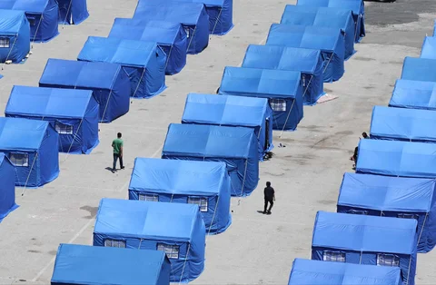 Tenda-tenda biru bantuan pemerintah Lebanon untuk menampung warga yang mengungsi dari pinggiran selatan Beirut dan Lebanon selatan akibat serangan Israel di Beirut, Jumat (22/05/2026).