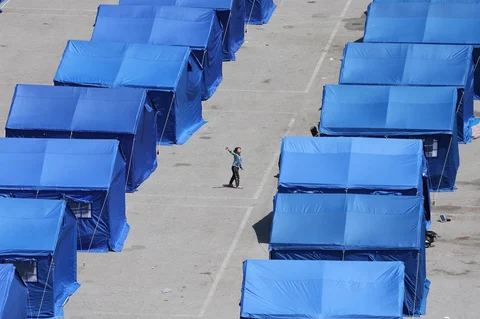 Tenda-tenda biru bantuan pemerintah Lebanon untuk menampung warga yang mengungsi dari pinggiran selatan Beirut dan Lebanon selatan akibat serangan Israel di Beirut, Jumat (22/05/2026).