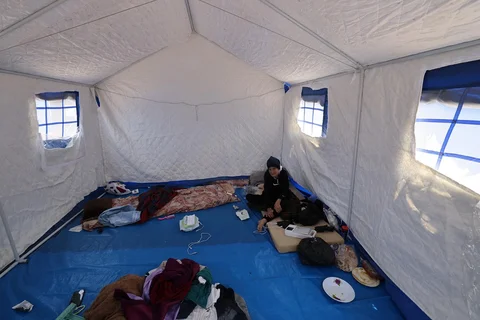Warga beristirahat dalam tenda biru bantuan pemerintah Lebanon di Beirut, Jumat (22/05/2026).
