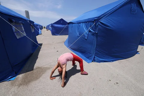 Seoramg anak bermain di luar tenda biru bantuan pemerintah Lebanon di Beirut, Jumat (22/05/2026).