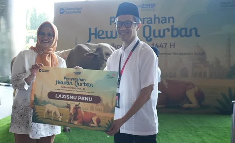 Direktur Utama Telkom Dian Siswarini didampingi Direktur Human Capital Management Telkom Willy Saelan pada kegiatan seremonial penyerahan hewan kurban di Vertical Garden Telkom Hub, Jumat (22/5/2026).