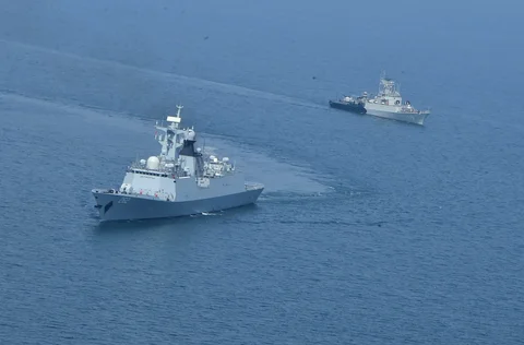 Prajurit TNI Angkatan Laut dan Pakistan Navy melaksanakan Latihan Bersama &ldquo;TEMAN E BAHR&rdquo; di perairan Jakarta dan Laut Jawa, Jumat (22/5/2026).