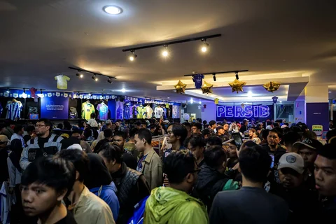 Warga Bandung serbu jersey dan merchandise jelang laga penentuan juara BRI Super League 2025/2025 antara Persib Bandung melawan Persijap Jepara  di Persib Store, Bandung, Sabtu (23/05/2026).