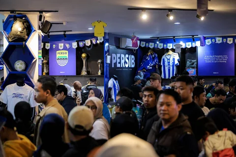 Warga Bandung serbu jersey dan merchandise jelang laga penentuan juara BRI Super League 2025/2025 antara Persib Bandung melawan Persijap Jepara  di Persib Store, Bandung, Sabtu (23/05/2026).
