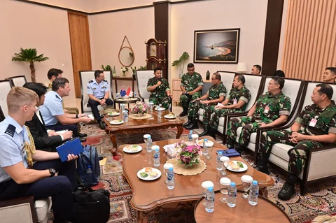 Kaskoopsudnas Purwoko Marsda TNI Aji Prabowo mewakili Pangkoopsudnas menerima kunjungan kehormatan Air Commander Australia Harvey Reynolds dalam agenda Air Staff Talks 2026 di VIP Room Pandawa Lanud Halim Perdanakusuma, Kamis (21/5/2026), g