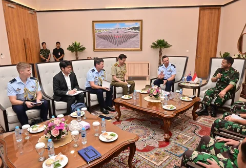 Kaskoopsudnas Purwoko Marsda TNI Aji Prabowo mewakili Pangkoopsudnas menerima kunjungan kehormatan Air Commander Australia Harvey Reynolds dalam agenda Air Staff Talks 2026 di VIP Room Pandawa Lanud Halim Perdanakusuma, Kamis (21/5/2026), g