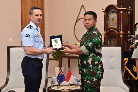 Kaskoopsudnas Purwoko Marsda TNI Aji Prabowo mewakili Pangkoopsudnas menerima kunjungan kehormatan Air Commander Australia Harvey Reynolds dalam agenda Air Staff Talks 2026 di VIP Room Pandawa Lanud Halim Perdanakusuma, Kamis (21/5/2026), g