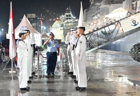 Kaskoopsudnas Marsda TNI Purwoko Aji Prabowo mewakili Kasau M. Tonny Harjono menghadiri Reception on Board Kapal JS Ikazuchi yang dipimpin Commander Nobukazu Ryuso di Dermaga 107 Pelabuhan Tanjung Priok, Jumat (22/5/2026)