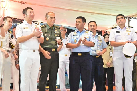 Kaskoopsudnas Marsda TNI Purwoko Aji Prabowo mewakili Kasau M. Tonny Harjono menghadiri Reception on Board Kapal JS Ikazuchi yang dipimpin Commander Nobukazu Ryuso di Dermaga 107 Pelabuhan Tanjung Priok, Jumat (22/5/2026)