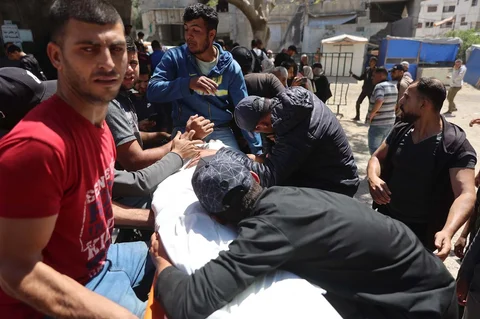 Kerabat berduka di atas jenazah korban serangan udara Israel di Rumah Sakit al-Shifa,  Gaza, Sabtu (23/05/2026