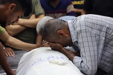 Kerabat berduka di atas jenazah korban serangan udara Israel di Rumah Sakit al-Shifa,  Gaza, Sabtu (23/05/2026