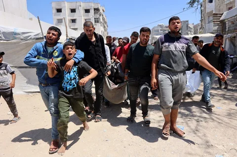 Para pelayat Palestina membawa jenazah untuk dimakamkan dari Rumah Sakit al-Shifa di Kota Gaza,  Sabtu (23/05/2026