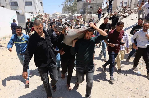 Para pelayat Palestina membawa jenazah untuk dimakamkan dari Rumah Sakit al-Shifa di Kota Gaza,  Sabtu (23/05/2026