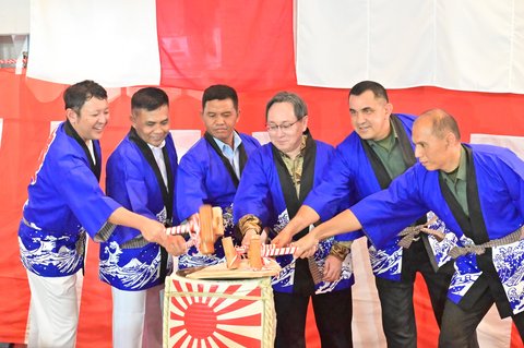 Trandisi Pemecahan Tong Sake Jepang