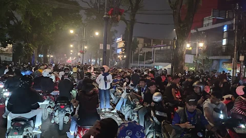 Suasana Simpang Dago Penuh Lautan Bobotoh Rayakan Persib Juara Semalam, Lalu Lintas Lumpuh