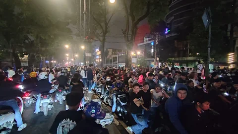 Suasana Simpang Dago Penuh Lautan Bobotoh Rayakan Persib Juara Semalam, Lalu Lintas Lumpuh