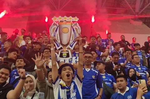 Bobotoh membanjiri Stadion GBLA merayakan Persib Juara Hattrick Liga untuk ketiga kalinya berturut-turut, menciptakan atmosfer penuh kegembiraan dan harapan.