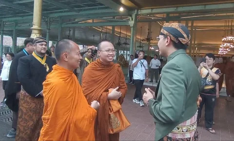 57 Bhikkhu Thudong Lintas Negara Tiba di Solo, Bertemu KGPAA Mangkunegara X
