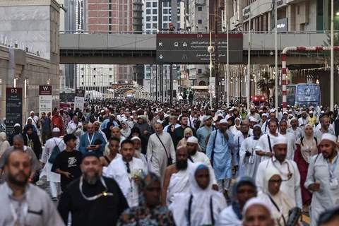 Ratusan jemaah haji berjalan menjelang puncak ibadah haji  di kota suci Mekah, Sabtu (23/05/2026).