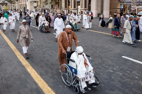 Jemaah haji penyandang disabilitas berjalan menjelang puncak ibadah haji  di kota suci Mekah, Sabtu (23/05/2026).