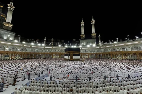 Jemaah haji berdoa di sekitar Ka'bah menjelang puncak ibadah haji  di kota suci Mekah, Sabtu (23/05/2026).