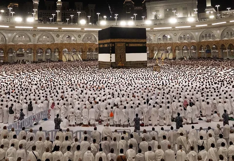 Jemaah haji berdoa di sekitar Ka'bah menjelang puncak ibadah haji  di kota suci Mekah, Sabtu (23/05/2026).