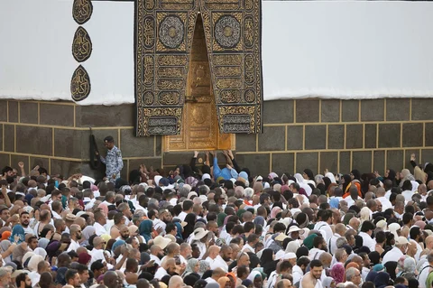 Jemaah haji berdoa di sekitar Ka'bah menjelang puncak ibadah haji  di kota suci Mekah, Sabtu (23/05/2026).